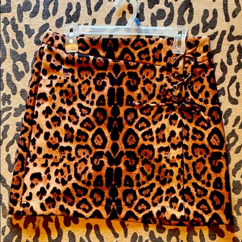 Leopard mini ties up one side halfway